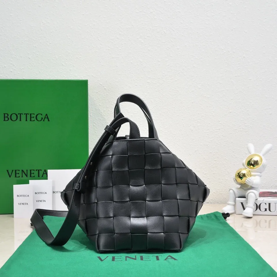 Batch 2600 BottegaVeneta What can be packed in the new bowling bag? Have you got the new bowling bag? Super large capacity ~ The key is low-key, simple and casual style ~ the fashion sense is not reduced at all. It combines BV's classic woven elements and can also be used for computers. The length of the shoulder straps can be adjusted. It is suitable for tall girls to carry. Boys also have a sunny back☀️ Style number: 7466# Size: 28*21*16